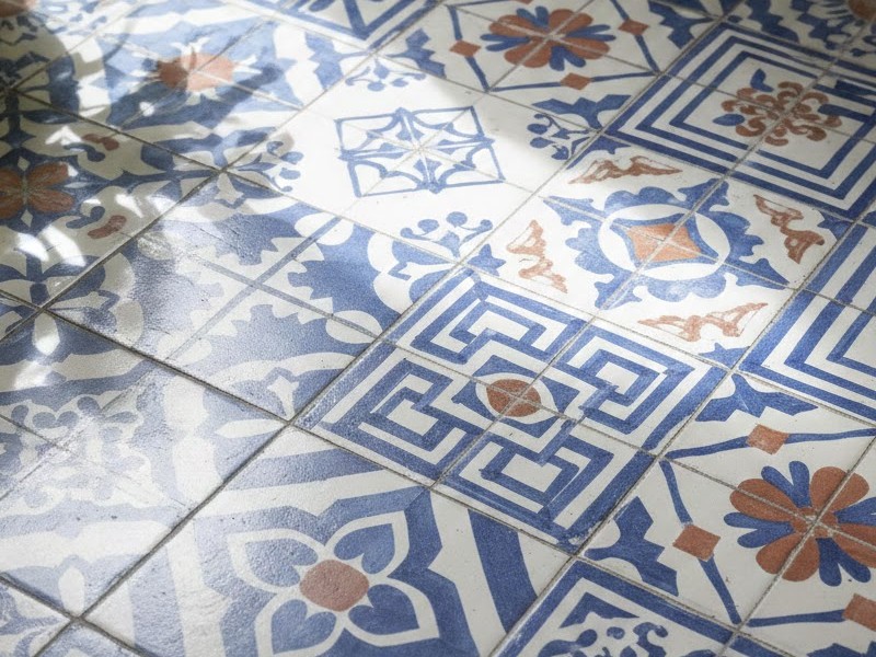 Керамическая плитка на полу с узорами