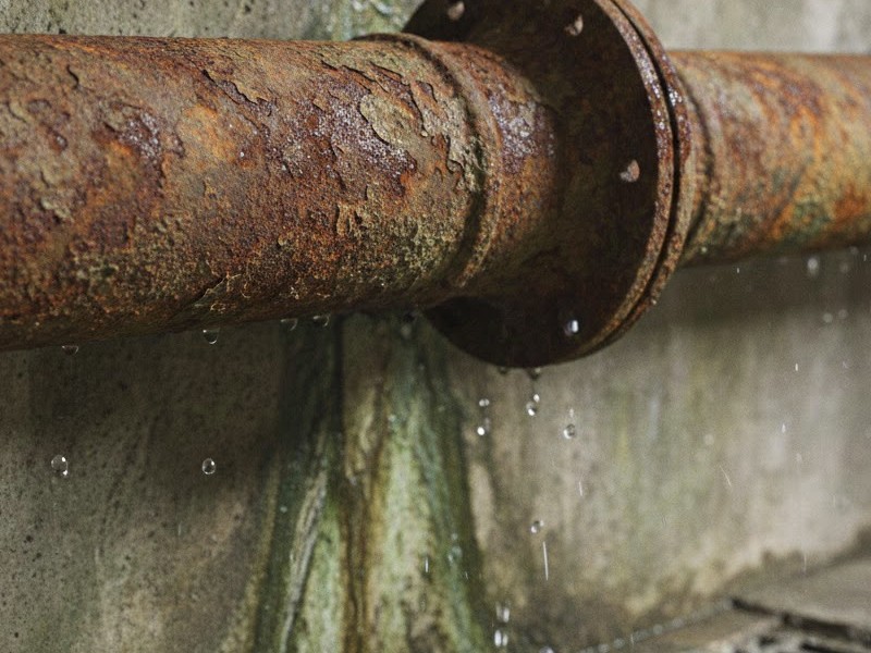 Ржавая канализационная труба